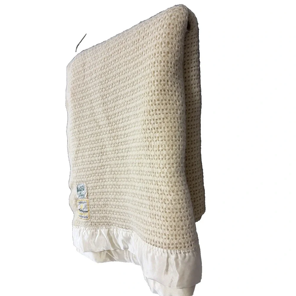 Marshall Field & Co Wool Blanket 82x68 Ivory Earlywarm Cellular Satin‎ Trim Vtg